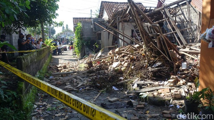 Sebuah rumah di Sleman Hancur karena ledakan, diduga berasal dari petasan yang tersimpan di rumah itu, Jumat (22/4/2022).