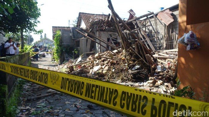 Sebuah rumah di Sleman Hancur karena ledakan, diduga berasal dari petasan yang tersimpan di rumah itu, Jumat (22/4/2022).