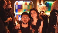 Nah, kalau yang satu ini adalah momen Sabda Ahessa bersama sang adik Sadhenna saat nongkrong bareng di sebuah restoran bar. Foto: Instagram @sabdaehessa