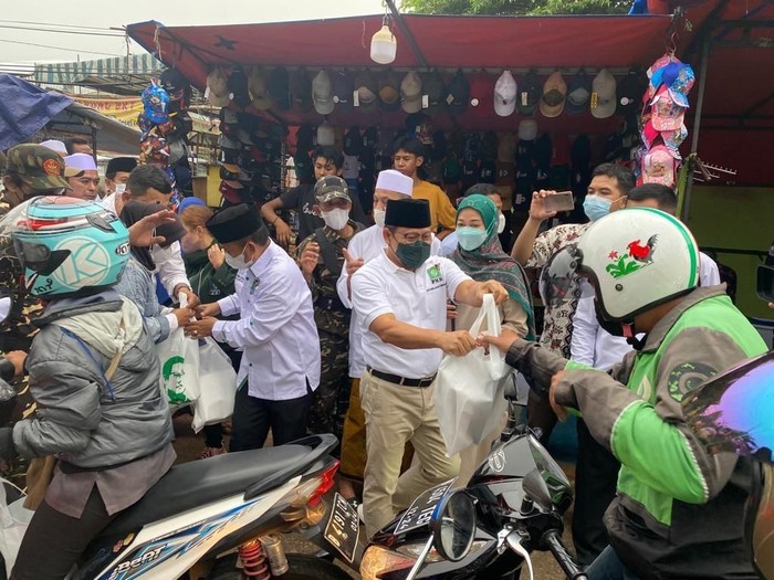 Sambil Bagi Takjil, Ketum PKB Soroti Kenaikan Harga Bahan Pokok