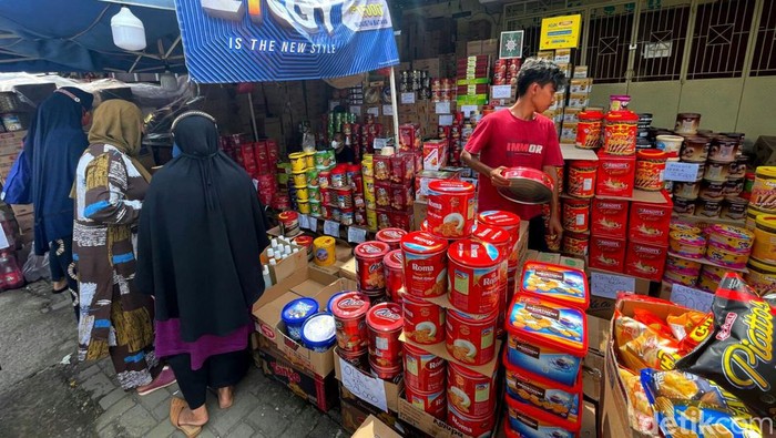 Warga mulai berburu berbagai kue kering jelang lebaran. Tak sedikit warga memilih membeli kue kering lebih awal karena khawatir harga naik dan kehabisan stok.