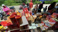 Tempat penjualan kue kering dan biskuit kaleng mulai didatangi warga karena menyediakan berbagai pilihan makanan dengan harga yang terjangkau.