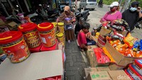 Sementara itu, tak sedikit warga yang memilih berbelanja kue kering lebih awal karena khawatir harga naik dan kehabisan stok jika membeli mendekati hari H.
