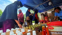 Selain untuk hidangan saat lebaran, banyak juga warga yang membeli kue kering maupun sirup untuk dibagikan kepada sanak saudara saat mudik.