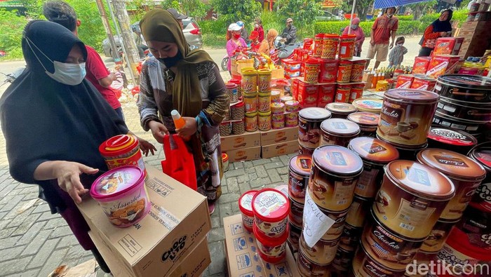 Warga mulai berburu berbagai kue kering jelang lebaran. Tak sedikit warga memilih membeli kue kering lebih awal karena khawatir harga naik dan kehabisan stok.