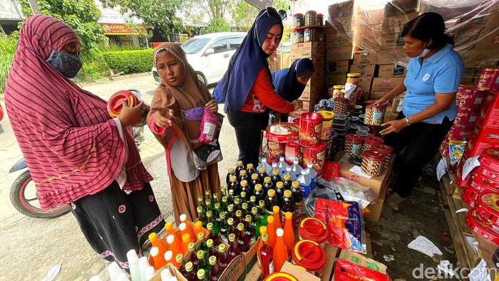 Sambut Lebaran, Warga Berburu Kue Kering di Kabupaten Bogor Warga mulai berburu berbagai kue kering jelang lebaran. Tak sedikit warga memilih membeli kue kering lebih awal karena khawatir harga naik dan kehabisan stok.
