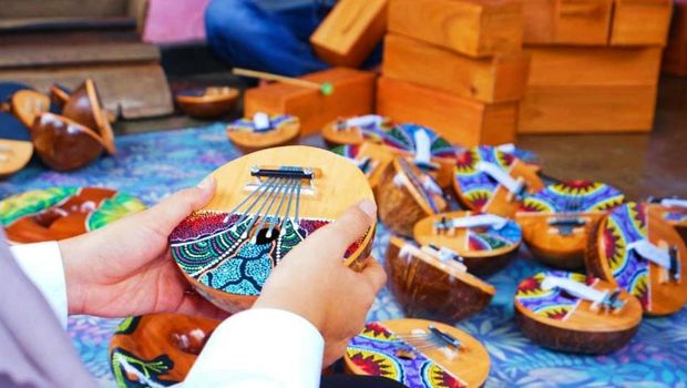 Senyum Lebar Pembuat Kalimba/karimba Kembali Ekspor Setelah 2 Tahun Pandemi