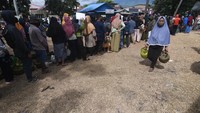 Ratusan warga antre untuk mendapatkan gas elpiji tiga kilogram bersubdisi yang dijual sesuai harga eceran tertinggi (HET) yakni Rp 18.000 per tabung pada pasar murah yang digelar oleh Pemkot Palu.
