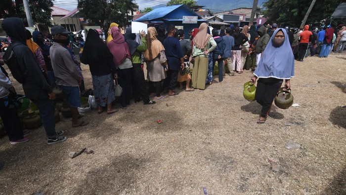 Warga antre membeli gas elpiji tiga kilogram bersubsidi pada pasar murah di Palu, Sulawesi Tengah, Jumat (22/4/2022). Ratusan warga antre untuk mendapatkan gas elpiji tiga kilogram bersubdisi yang dijual sesuai harga eceran tertinggi (HET) yakni Rp18.000 per tabung pada pasar murah yang digelar oleh Pemkot Palu dalam rangka membantu warga memenuhi kebutuhan gas elpiji saat Ramadhan dan jelang Idul Fitri. ANTARA FOTO/Mohamad Hamzah/rwa.