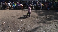 Antrean warga membeli gas elpiji tiga kilogram bersubsidi pada pasar murah di Palu, Sulawesi Tengah, Jumat (22/4/2022).