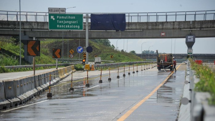 Ruas Tol Cisumdawu seksi 2 dan 3 akan digunakan sebagai jalur antisipasi jika terjadi kepadatan imbas mudik lebaran 2022. Seperti apa persiapan di ruas tol itu?