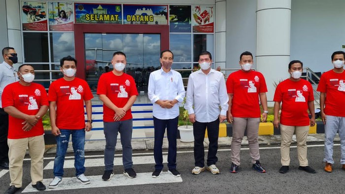 Presiden Joko Widodo berbincang dengan warga saat membagikan Bantuan Langsung Tunai (BLT) subsidi minyak goreng di Pasar Rakyat Cisarua, Kabupaten Bogor, Jawa Barat, Kamis (21/4/2022). Presiden membagikan uang tunai BLT minyak goreng sebesar Rp300 ribu, bantuan modal usaha sebesar Rp1.200.000 dan sembako untuk Keluarga Penerima Manfaat (KPM) Program Keluarga Harapan (PKH) di wilayah Kota dan Kabupaten Bogor, Jawa Barat. ANTARA FOTO/Arif Firmansyah/foc.