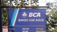 Terinspirasi dari logo sebuah bank, ada warung bakso yang totalitas kreatifnya. Bernama Bakso BCA maksudnya adalah Bakso Cak Agus. Foto: Twitter/nocontextwarung