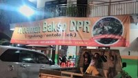 Penjual bakso ini menawarkan bakso sekelas pejabat. Namanya Roemah Bakso DPR. Ternyata DPR yang dimaksud adalah Digulung Pentole Rek. Foto: Twitter/nocontextwarung