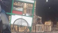 Bergaya seperti orang bule, pedagang bakso gerobakan ini punya cara unik untuk menamai baksonya. Di gerobaknya dituliskan Back Show yang mungkin dipercaya bahasa Inggris dari hidangan bakso. Foto: Twitter/nocontextwarung