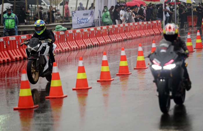 Peserta memacu sepeda motornya dalam ajang Street Race Polda Metro Jaya di kawasan BSD Serpong, Tangerang, Banten, Jumat (22/4/2022). Polda Metro Jaya menggelar lomba balap motor dan mobil yang diikuti oleh 657 peserta untuk memfasilitasi para pembalap agar tidak melakukan balapan liar dan berlangsung hingga 24 April 2022. ANTARA FOTO/Fauzan/hp.