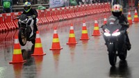 Guyuran hujan tidak menyurutkan semangat para joki balap ini melaju. Antara Foto/Fauzan.