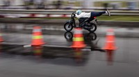 Beragam gaya disuguhkan oleh para joki street race di Jalan Boulevard BSD. Antara Foto/Fauzan.