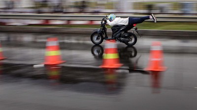 Aksi Para Joki Street Race Ngebut di Bawah Guyuran Hujan