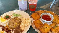 Selain ngopi, kamu juga bisa menikmati aneka hidangan. Ada camilan seperti tempe katsu dan yang mengenyangkan seperti nasi goreng. Foto: detikFood