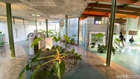 Tanatap Coffee memiliki area yang cukup luas. Terbagi dalam area indoor dan outdoor yang desainnya minimalis. Ada sentuhan asri dari tanaman hijau yang ada di sekeliling area. Foto: detikFood