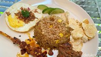 Ada pilihan menu nasi seperti Nasi Goreng Rendang yang dibanderol harga Rp 55.000. Nasi goreng ini disajikan bersama telur ceplok, sate ayam, sepotong daging rendang berukuran kecil, dan emping. Foto: detikFood