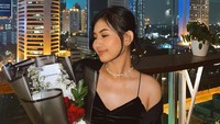 Meski Tasha Rasyid mengaku hingga saat ini masih belum ada keinginan buat fokus ke dunia hiburan karena masih ingin kerja kantoran. (dok. Instagram @tasharasyid) 