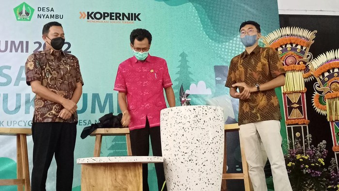 Penyerahan terazo hasil daur ulang limbah botol kaca bekas dari Diageo Indonesia dan Kopernik kepada Pemerintah Desa Nyambu, Jumat (22/4/2022).