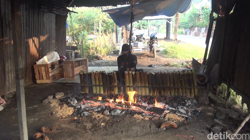 Malamang, tradisi masyarakat Minang menyambut hari-hari besar.