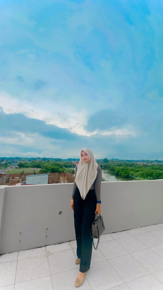 Anak sulung dari tiga orang bersaudara ini mengungkapkan perubahan yang ia rasakan usai berhasil menurunkan 19 kg. Ia merasa lebih percaya diri. Bersyukur dan lega banget badan, merasa ringan aja gtu. Apalagi kalau pakai baju all size rasanya pede aja gitu kemana-mana. Sampai acne Putri jadi hilang, pipi pun makin tirus makanya idung Putri agak ketarik gitu karena ngefek kurusan tadi. Rasanya seneng banget pokoknya sudah nggak insecure lagi saat berat badan yang sudah normal, kata Putri lega. Foto: Dok. pribadi @Putri Cahaya Keumala.