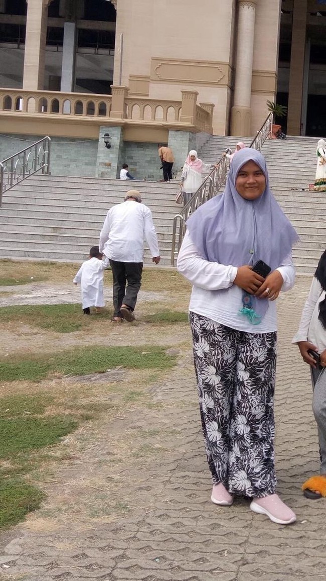 Wanita yang tinggal di Banda Aceh itu mengaku foto awal pada video TikToknya, saat masih memiliki berat badan 79 kg. Foto itu ijazah SMA kelas XII pada tahun 2018, Putri masih gemuknya dengan acne yang cukup parah, tuturnya. Ia menegaskan jika kamu ingin menurunkan berat badan harus dengan niat, komitmen dan usaha. Putri pernah mengonsumsi ramuan herbal, namun tak membuahkan hasil. Foto: Dok. pribadi @Putri Cahaya Keumala.