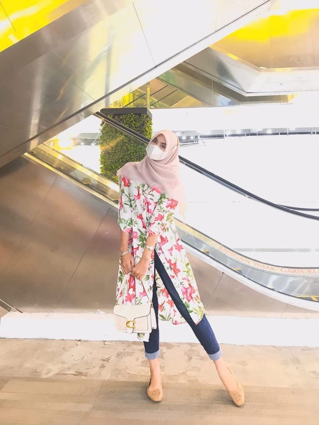 Selain mengurangi porsi makan, Putri juga melakukan jogging ringan. Saat itu setelah bulan puasa atau Ramadan berakhir, berat badan Putri turun 10 kg. Wanita yang berusia 20 tahun ini melanjutkan program diet dan mengonsumsi kentang rebus untuk asupan karbohidrat. Tanpa makan malam, hingga kini dia pun sudah jarang mengemil. Proses diet yang Putri jalanin hingga berhasil, selama satu tahun dari 79 kg ke 65 kg di tahun 2020. Sekarang berat badan Putri 60 kg. Di tahun 2021 Putri coba dengan gym, jelas Putri. Foto: Dok. pribadi @Putri Cahaya Keumala.