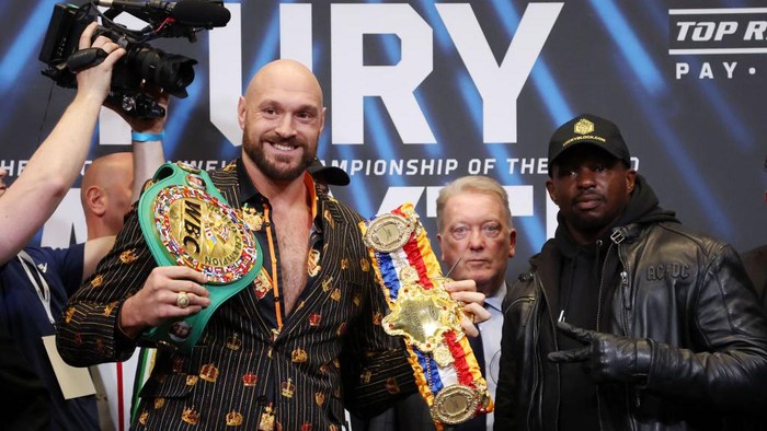 LONDON, ENGLAND - APRIL 20: Tyson Fury, promoter Frank Warren and Dillian Whyte pose for a photo during a press conference ahead of the heavyweight boxing match between Tyson Fury and Dillian Whyte at Wembley Stadium on April 20, 2022 in London, England. (Photo by Warren Little/Getty Images)