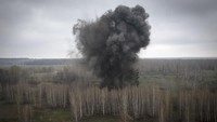 Bom udara Rusia itu pun diledakkan di sebuah lapangan yang berada di desa Berezivka, Ukraina. (AP Photo/Efrem Lukatsky).