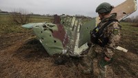 Diketahui, pencarian ranjau dan amunisi milik Rusia terus dilakukan di sejumlah wilayah Ukraina. Pasukan pencari ranjau Ukraina pun menyisir ranjau dan amunisi di sisa-sisa kendaraan tempur Rusia. (Mykola Tymchenko/Reuters)