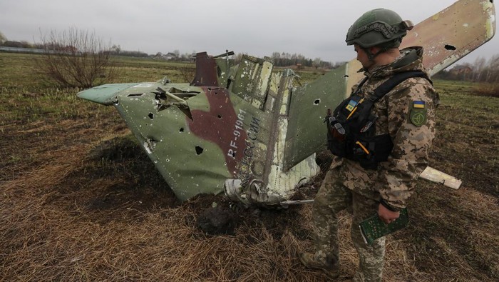 Pencarian ranjau-amunisi milik Rusia di sejumlah wilayah Ukraina terus dilakukan. Belum lama ini bom udara Rusia seberat 250 kilogram ditemukan di desa Ukraina.