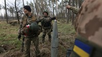 Pasukan pencari ranjau Ukraina menemukan bagian tempur dari beberapa roket Rusia yang ditinggalkan di wilayah Kyiv di tengah perang Rusia-Ukraina. (Mykola Tymchenko/Reuters)