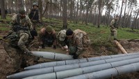 Roket Uragan milik Rusia itu disusun untuk kemudian dihancurkan. (Mykola Tymchenko/Reuters)