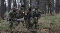 Pasukan militer Ukraina membawa roket Uragan milik Rusia untuk dihancurkan. (Mykola Tymchenko/Reuters).