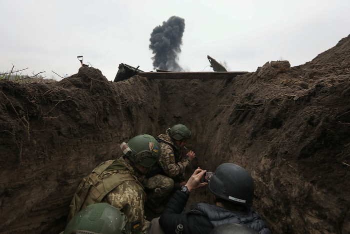 Pencarian ranjau-amunisi milik Rusia di sejumlah wilayah Ukraina terus dilakukan. Belum lama ini bom udara Rusia seberat 250 kilogram ditemukan di desa Ukraina.