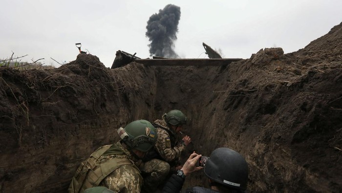 Pencarian ranjau-amunisi milik Rusia di sejumlah wilayah Ukraina terus dilakukan. Belum lama ini bom udara Rusia seberat 250 kilogram ditemukan di desa Ukraina.