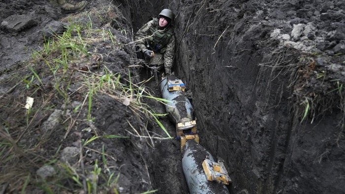 Ukraina Hancurkan Roket-Bom Udara Rusia Seberat 250 Kilogram Pencarian ranjau-amunisi milik Rusia di sejumlah wilayah Ukraina terus dilakukan. Belum lama ini bom udara Rusia seberat 250 kilogram ditemukan di desa Ukraina.