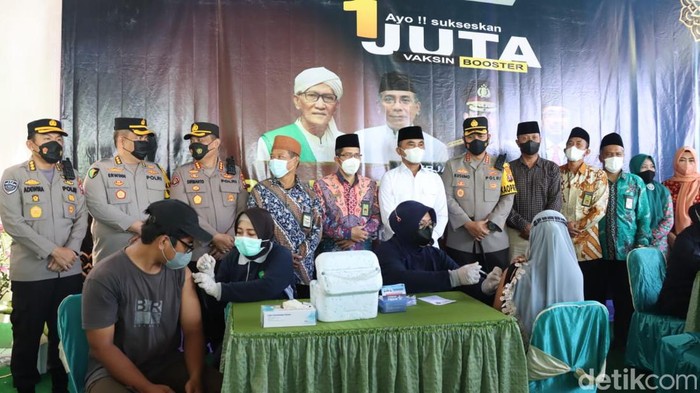 Vaksinasi booster di Sidoarjo