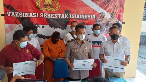 KA (26) Terduga Pelaku Penyebaran Video Asusila saat diperlihatkan kepada Awak Media, Jumat (22/4/2022)