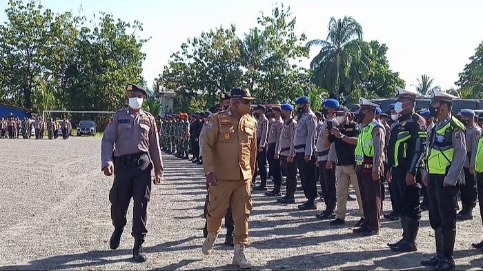 Wakil Bupati Mimika Johannes Rettob memimpin apel gelar pasukan Operasi Ketupat 2022.
