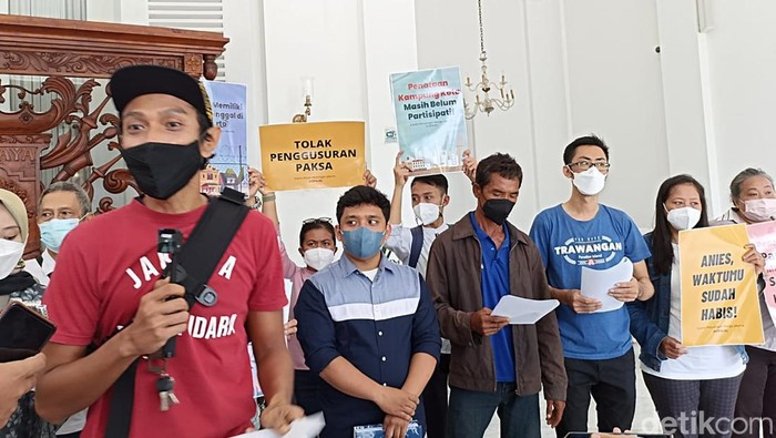 Warga beri SP1 ke Anies Baswedan