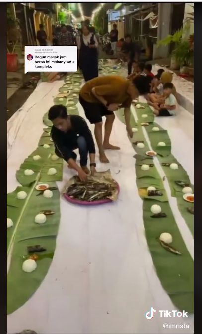 Warga kompak sahur bersama di sepanjang jalan