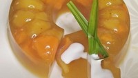 Siapa bilang singkong tak bisa diolah jadi dessert kekinian? Coba bikin jelly kolak singkong dan ubi ini. Bahan lainnya ada jelly tawar, gula, dan santan instan. Cara membuatnya yang lengkap ada di sini. Foto: Fithri Mashlakhati 