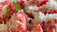 Awol-awol adalah jajanan pasar favorit banyak orang. Dibuat dari adonan singkong dengan isian pisang yang dikukus sampai matang. Makin enak saat dilumuri parutan kelapa. Yuk, contek resep awol-awol di sini. Foto: Vincent Joel 