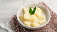 Thailand punya dessert spesial berbahan singkong yang dilumuri gurihnya santan dan legitnya gula. Singkong Thailand dibuat dengan singkong putih yang lembut teksturnya. Bahan lain untuk membuatnya ada di resep ini. Foto: iStock 
